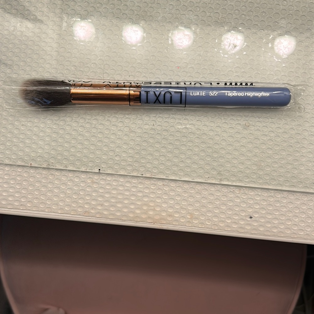 Luxie tapered highlighter brush